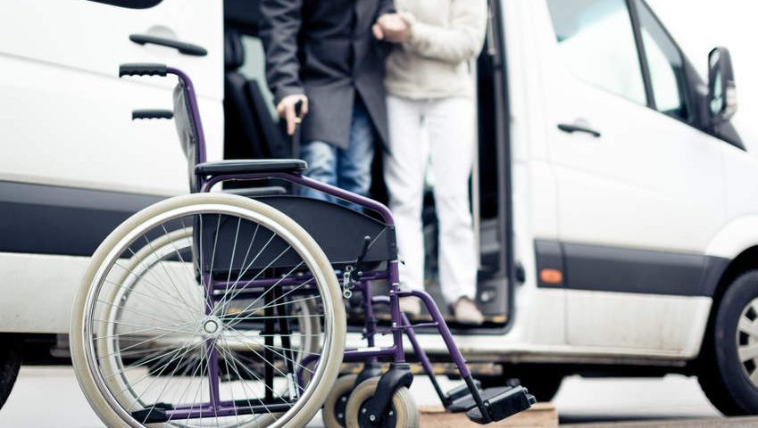 Rollstuhl vor Fahrzeug - bildlich für Vorsorge in der Rentenberatung und Versicherungsberatung